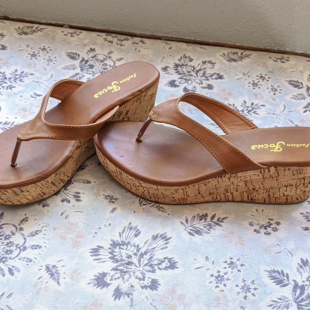 Fashion Focus Sz 8 Thong Sandal Wedge Heel